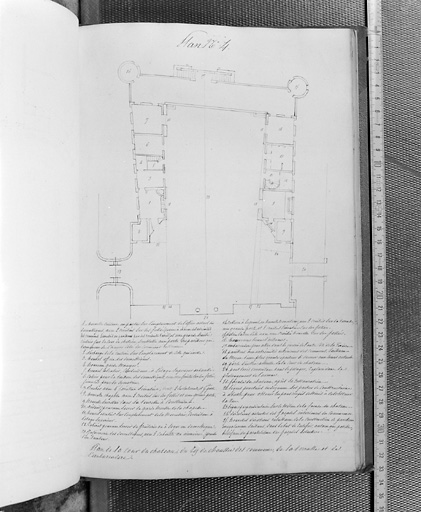 Projet de remaniement : plan de la cour et des communs.