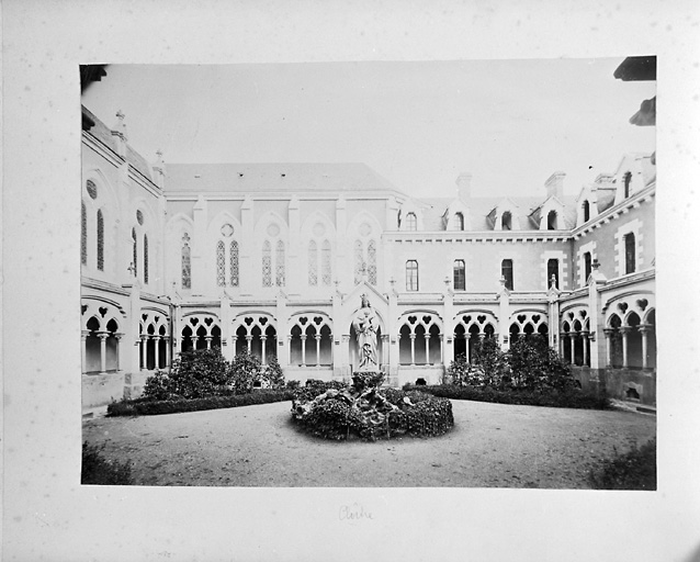 Premier cloître, ensemble vers l'est.