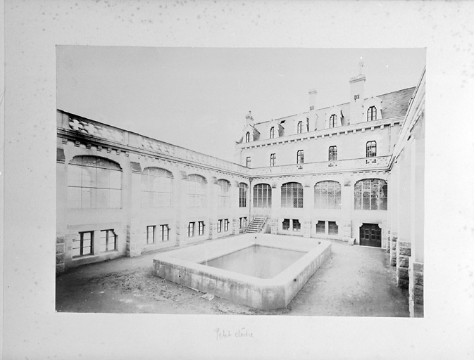 Deuxième cloître, sauf le sud-ouest.