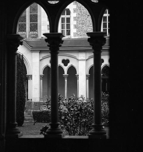 Le cloître, vers l'est.