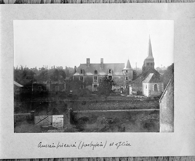 'Ancien prieuré (presbytère) et église', vue d'ensemble depuis l'ouest.