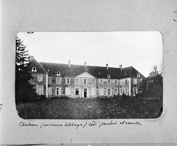 'Château (ancienne abbaye) côté jardin et route'.