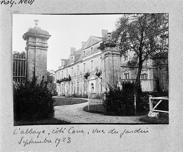 'L'abbaye, côté Cour, vue du jardin'.