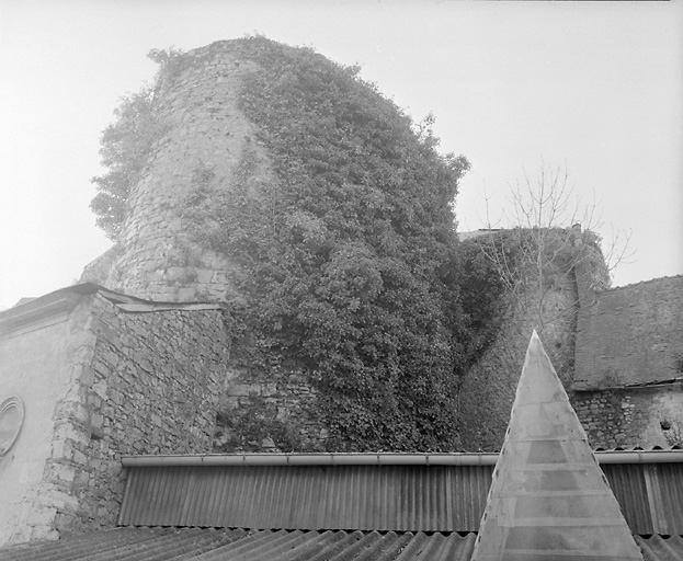 Tour à gauche du châtelet.