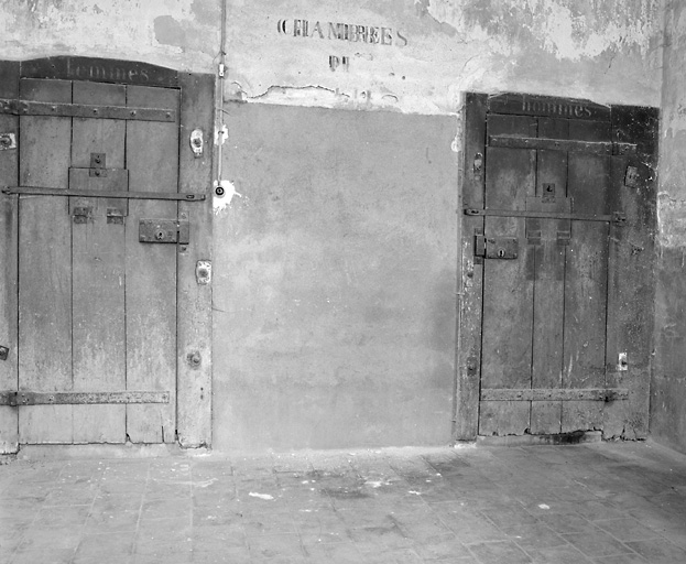 Gendarmerie, prison : portes des cellules.