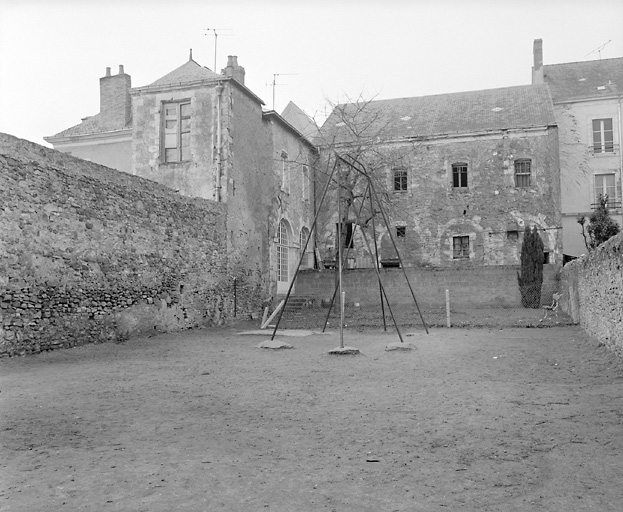 Bâtiment conventuel et corps sud en retour d'équerre : élévations postérieure et droite.