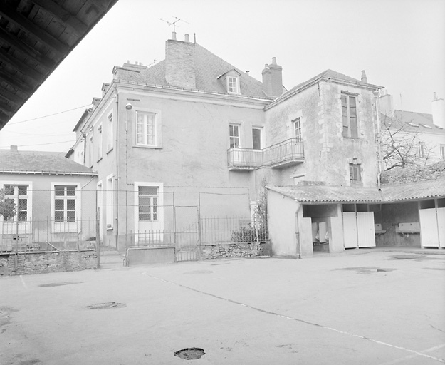 Bâtiment conventuel, corps sud en retour d'équerre : élévations droite et postérieure.