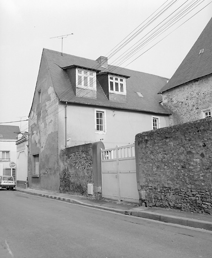 Ancien logis : élévations droite et postérieure.