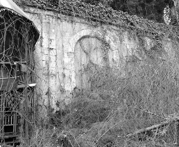 Arcades aveugles dans la cour (détail) : pilastre et arcade.