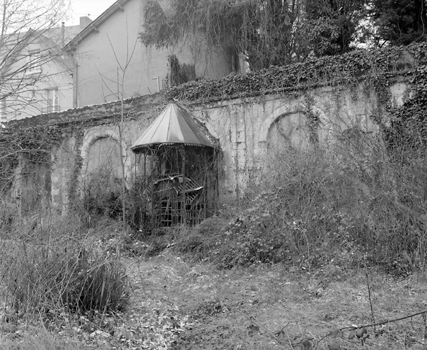 Arcades aveugles dans la cour.