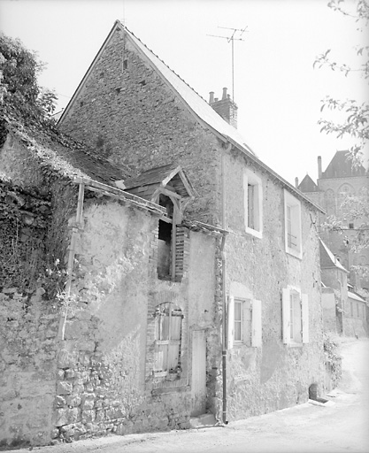 Elévations gauche et antérieure.