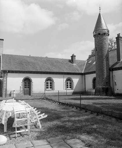 Corps en retour d'équerre sur l'élévation gauche des cuisines.