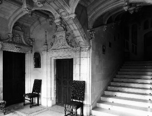 Logis, vue intérieure : vestibule, partie gauche, et escalier.