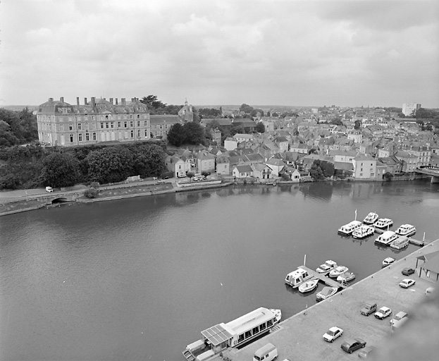 Vue cavalière du château et de la ville, rive droite.