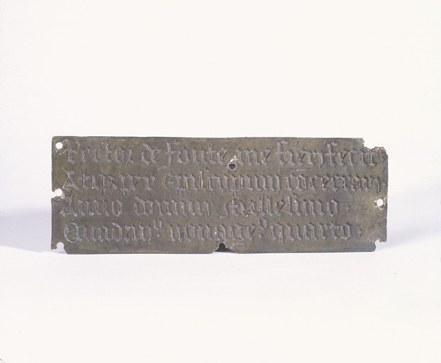 Inscription sur une plaque détachée du socle.