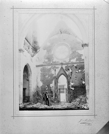 Le transept vers le mur sud après l'incendie de l'église.