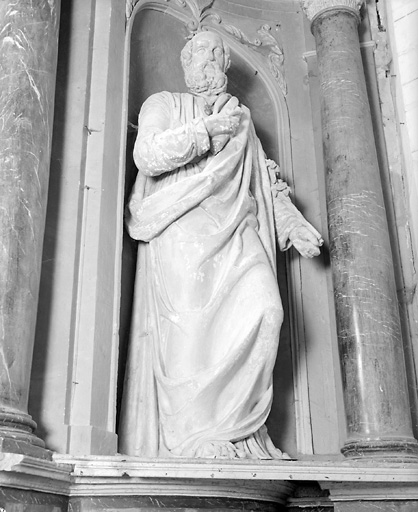 Statue à senestre : saint Joseph.