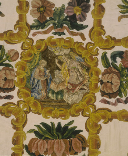 Dos, détail : broderie.