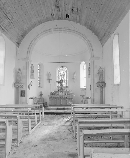 Nef : vue intérieure vers le choeur.