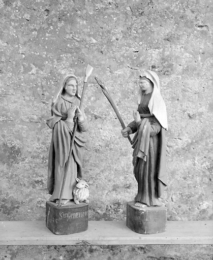 Sainte Geneviève, trois-quarts dextre et sainte Suzanne, profil.