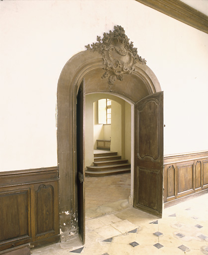 Logis : salle à manger, porte du mur sud.