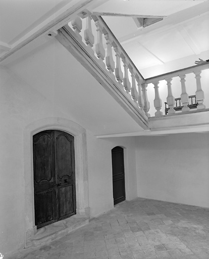 Logis : cage de l'escalier dans le vestibule droit.