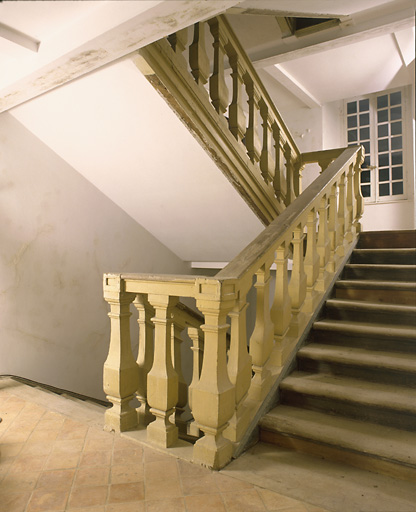 Logis : escalier à l'entresol.