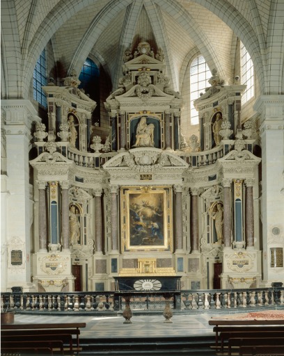 Retable du maître-autel, avec les statues en place.