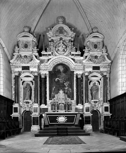 Retable architecturé à niche du maître-autel