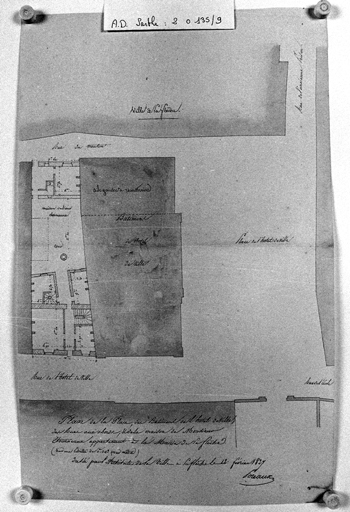 'Plan de la place du bâtiment de l'Hôtel-de-Ville, des rues aux abords et de la maison Etourneaux appartenant à la mairie de La Flèche', lavis, par Poreaux, 1827