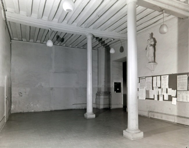 Salle des pas perdus, au rez-de-chaussée de l'ancienne chapelle.