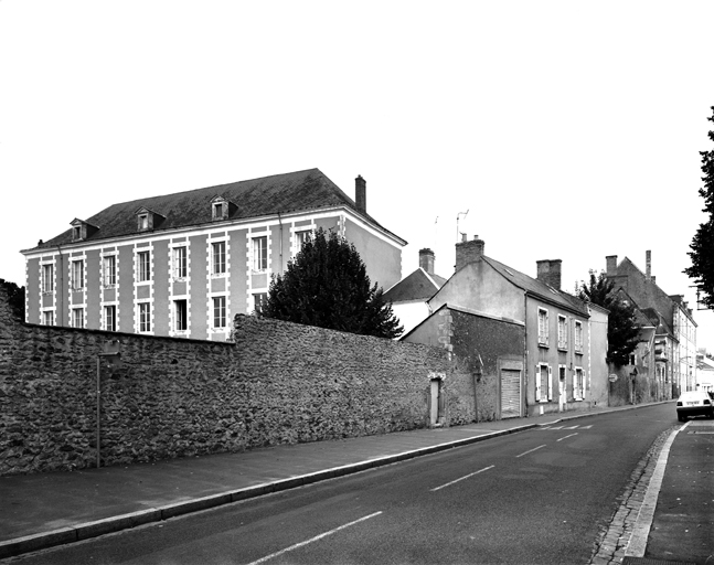 Elévations gauche et antérieure.