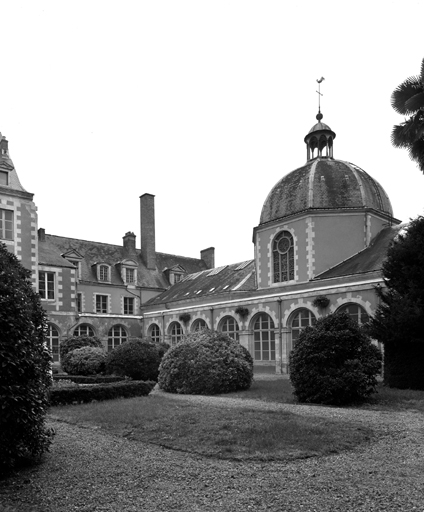 Le cloître vers le sud-ouest, élévation orientale de la chapelle.