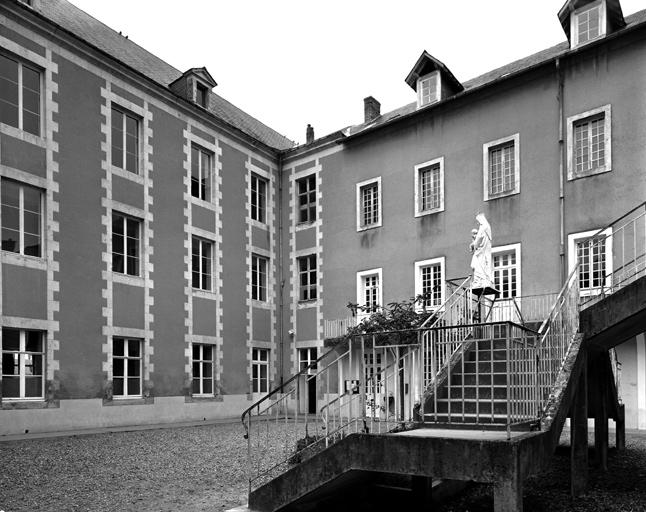 La cour Notre-Dame vers le nord-ouest.