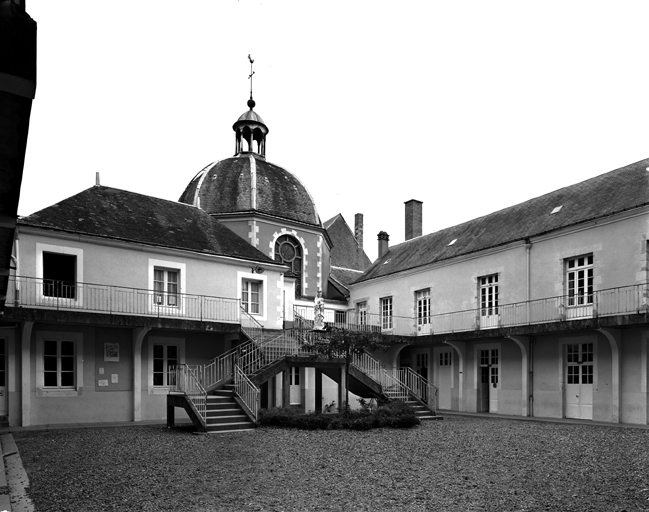 La cour Notre-Dame vers le sud-est, élévation occidentale de la chapelle.