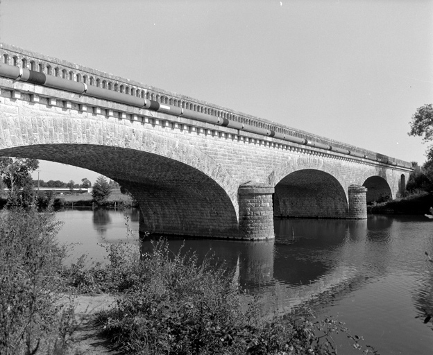 Pont de chemin de fer près de la route d'Angers.