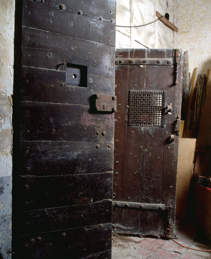 Vantaux de portes de cellules.