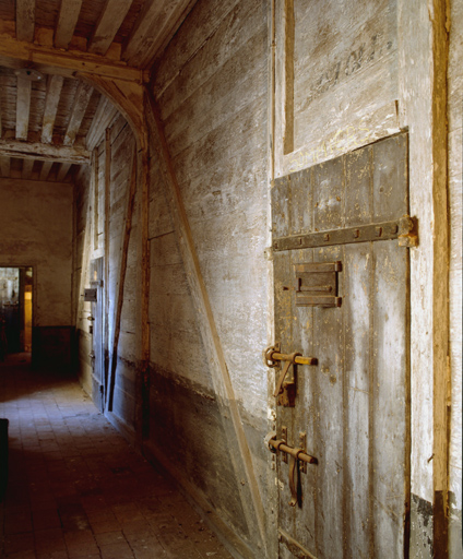 Cloison en bois du couloir de la prison à l'étage carré de l'aile orientale.