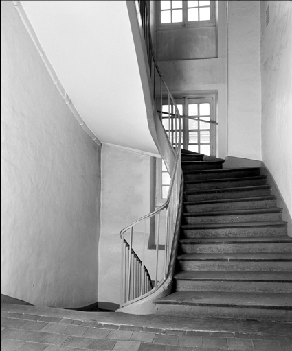 Escalier du tribunal, dans l'ancienne chapelle.