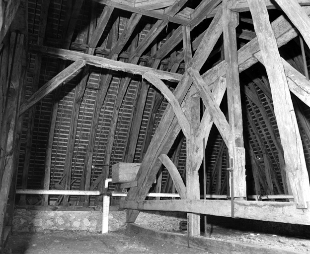 Charpente du toit en pavillon du tribunal, dans l'ancienne chapelle.