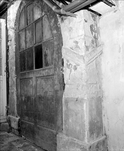 Escalier dans l'aile gauche, mur de cage et arc portant limon au sous-sol actuel.