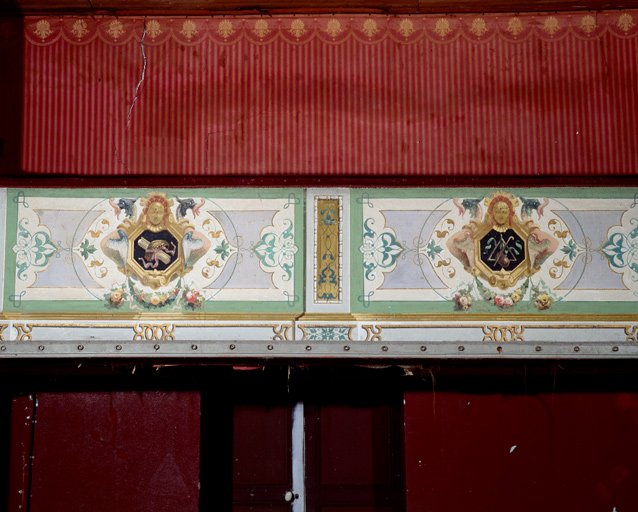 Garde-corps 8 et 6 de la galerie des premières loges : rouleau de papier et diadème, triangle et castagnettes.