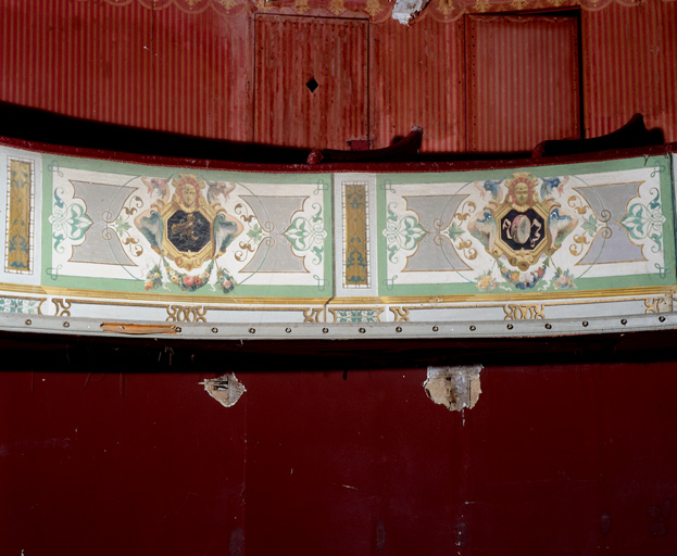 Garde-corps 4 et 2 de la galerie des premières loges : bélier et tambourin.