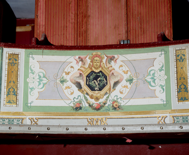 Garde-corps O de la galerie des premières loges : couronne de lauriers.