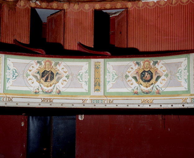 Garde-corps 1 et 3 de la galerie des premières loges : instruments de musique et masque.