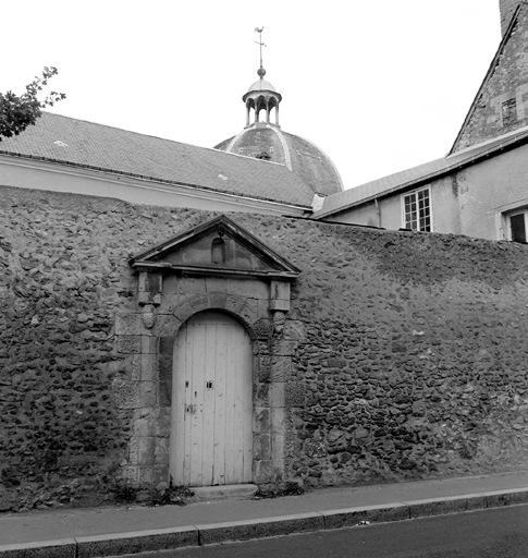 La porte de la 'cour des classes gratuites'.