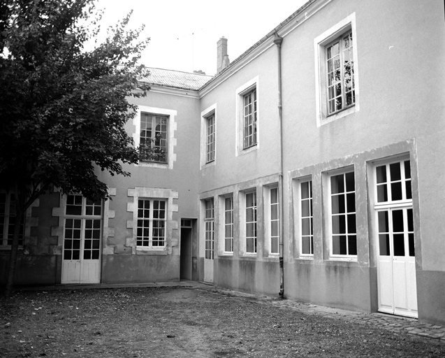 La 'cour des classes gratuites' vers l'angle nord-ouest.