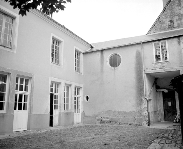 La 'cour des classes gratuites' vers l'angle nord-est, élévation occidentale de la chapelle.