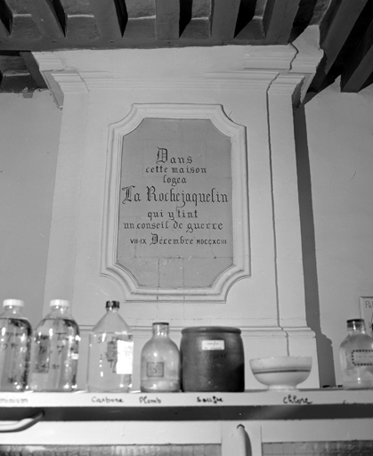 Corps méridional, cheminée dans la première pièce à gauche de l'escalier.