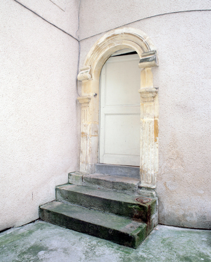 Porte sur l'élévation postérieure.